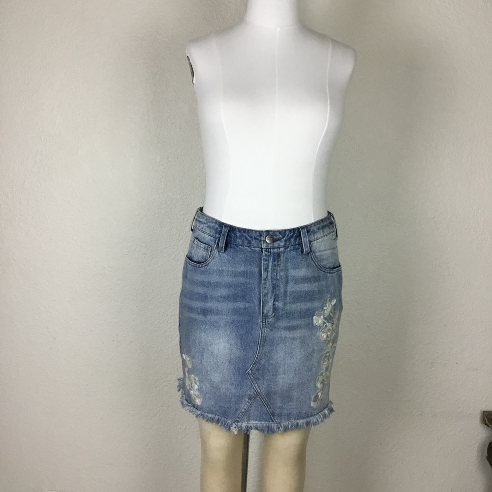Buffalo David Bitton Women’s Denim Skirt Sz 29 Cotton Embroidered Light Wash